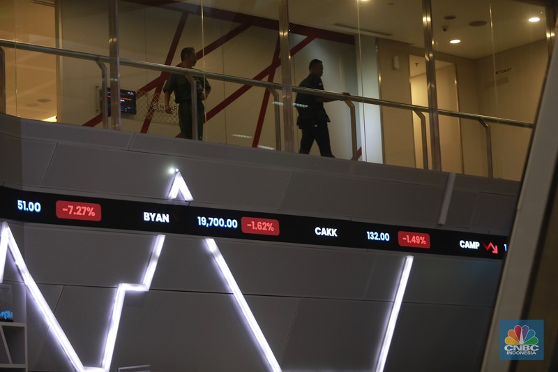 Sejumlah pengunjung di dalam ruangan pergerakan Indeks Harga Saham Gabungan (IHSG) di Bursa Efek Indonesia (BEI), Jakarta, Selasa, (8/4/2025). Sejumlah pengunjung di dalam ruangan pergerakan Indeks Harga Saham Gabungan (IHSG) di Bursa Efek Indonesia (BEI), Jakarta, Selasa, (8/4/2025). (CNBC Indonesia/Muhammad Sabki)