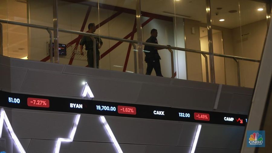 Foto: Sejumlah pengunjung di dalam ruangan pergerakan IHSG di BEI, Jakarta. Pergerakan IHSG di Bursa Efek Indonesia