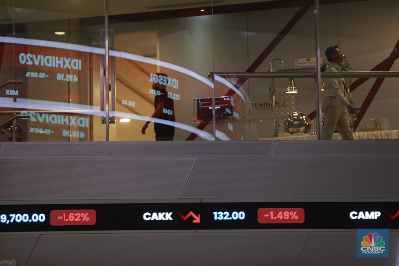 Sejumlah pengunjung di dalam ruangan pergerakan Indeks Harga Saham Gabungan (IHSG) di Bursa Efek Indonesia (BEI), Jakarta, Selasa, (8/4/2025). (CNBC Indonesia/Muhammad Sabki)