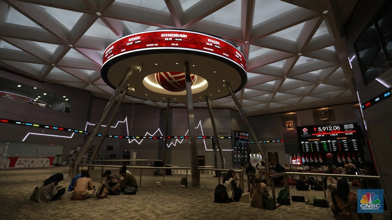 Sejumlah pengunjung di dalam ruangan pergerakan Indeks Harga Saham Gabungan (IHSG) di Bursa Efek Indonesia (BEI), Jakarta, Selasa, (8/4/2025). Sejumlah pengunjung di dalam ruangan pergerakan Indeks Harga Saham Gabungan (IHSG) di Bursa Efek Indonesia (BEI), Jakarta, Selasa, (8/4/2025). (CNBC Indonesia/Muhammad Sabki)