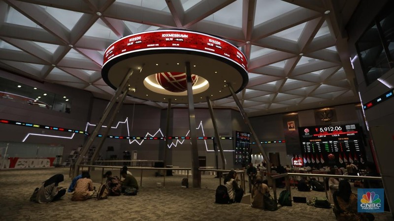 Sejumlah pengunjung di dalam ruangan pergerakan Indeks Harga Saham Gabungan (IHSG) di Bursa Efek Indonesia (BEI), Jakarta, Selasa, (8/4/2025). (CNBC Indonesia/Muhammad Sabki)