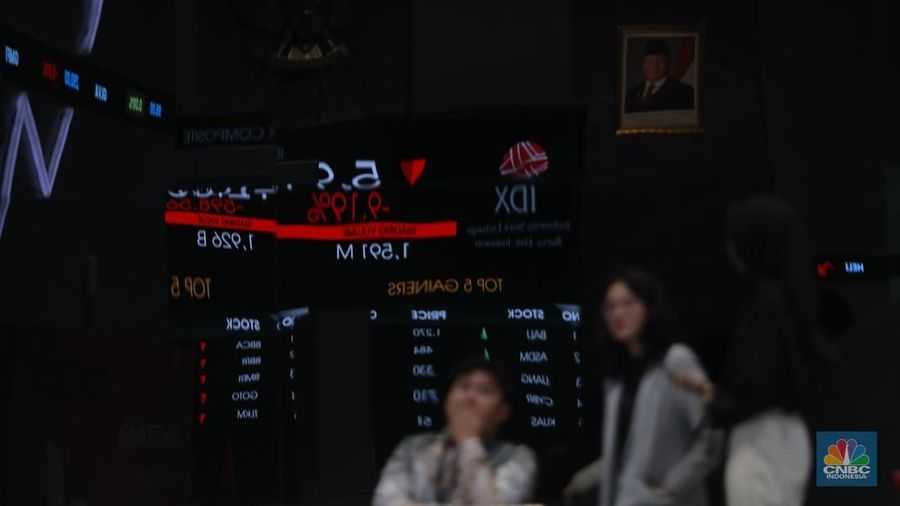Sejumlah visitor di dalam ruangan pergerakan Indeks Harga Saham Gabungan (IHSG) di Bursa Efek Indonesia (BEI), Jakarta, Selasa, (8/4/2025). Sejumlah visitor di dalam ruangan pergerakan Indeks Harga Saham Gabungan (IHSG) di Bursa Efek Indonesia (BEI), Jakarta, Selasa, (8/4/2025). (detikai.com/Muhammad Sabki)