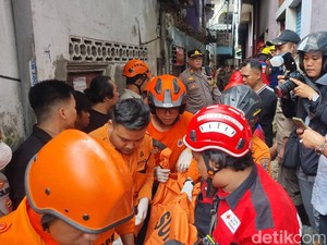 Fakta Nyesek Tembok Balkon Roboh Tewaskan Penghuni Rumah yang Difabel