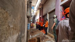 BPBD Surabaya Tegaskan Tembok Balkon Roboh Bukan Bangunan Pasar Jarak