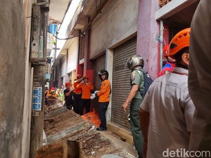 Korban Tertimpa Tembok Roboh di Pasar Jarak Dievakuasi ke Kamar Jenazah