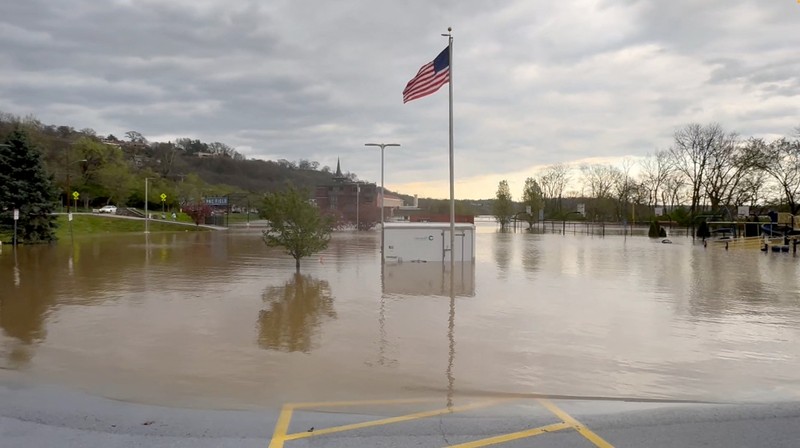 Pemandangan drone menunjukkan daerah yang terendam banjir setelah badai hebat di Dawson Springs, Kentucky, AS, 5 April 2025, dalam tangkapan layar yang diambil dari video selebaran. (Dawson Springs Police/Handout via REUTERS)