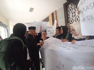 Aktivis Perempuan Datangi DPRD NTB Tolak Peleburan DP3AP2KB