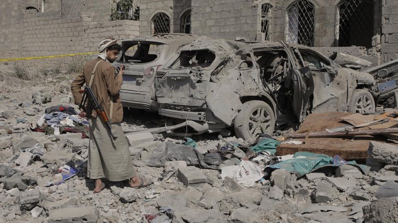 Bangunan porak poranda setelah serangan udara Amerika Serikat yang menghantam kota pelabuhan Hodeidah di Yaman. (AP Photo)