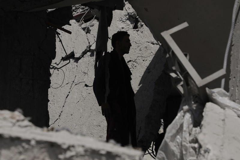 Bangunan porak poranda setelah serangan udara Amerika Serikat yang menghantam kota pelabuhan Hodeidah di Yaman. (AP Photo) Bangunan porak poranda setelah serangan udara Amerika Serikat yang menghantam kota pelabuhan Hodeidah di Yaman. (AP Photo)