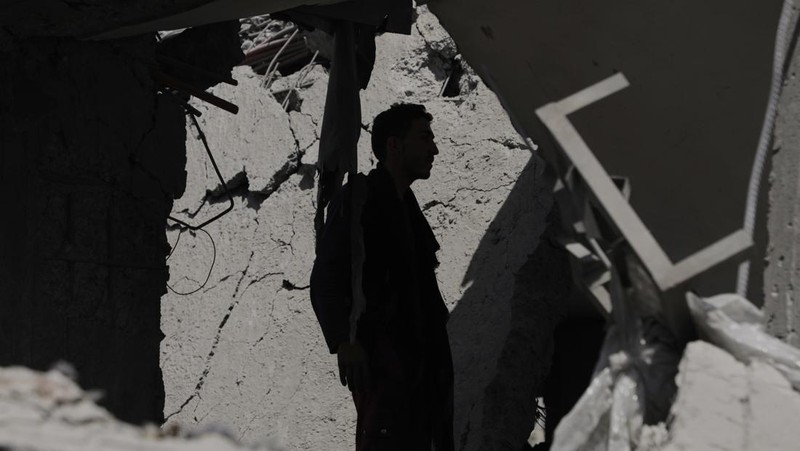 Bangunan porak poranda setelah serangan udara Amerika Serikat yang menghantam kota pelabuhan Hodeidah di Yaman. (AP Photo)