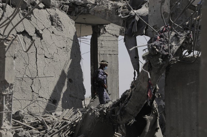 Bangunan porak poranda setelah serangan udara Amerika Serikat yang menghantam kota pelabuhan Hodeidah di Yaman. (AP Photo) Bangunan porak poranda setelah serangan udara Amerika Serikat yang menghantam kota pelabuhan Hodeidah di Yaman. (AP Photo)