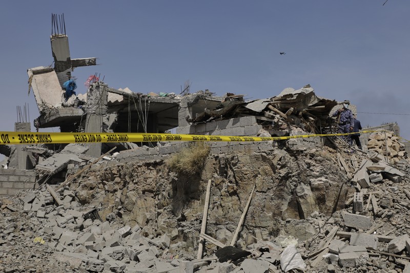 Bangunan porak poranda setelah serangan udara Amerika Serikat yang menghantam kota pelabuhan Hodeidah di Yaman. (AP Photo) Bangunan porak poranda setelah serangan udara Amerika Serikat yang menghantam kota pelabuhan Hodeidah di Yaman. (AP Photo)