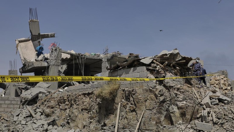 Bangunan porak poranda setelah serangan udara Amerika Serikat yang menghantam kota pelabuhan Hodeidah di Yaman. (AP Photo)