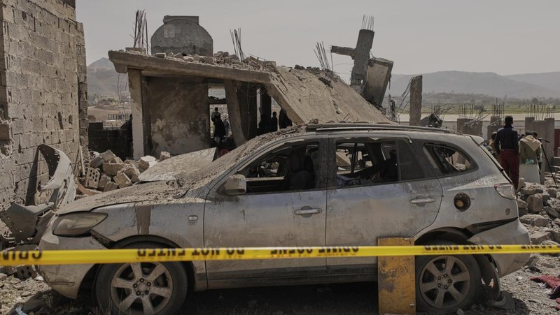 Bangunan porak poranda setelah serangan udara Amerika Serikat yang menghantam kota pelabuhan Hodeidah di Yaman. (AP Photo)
