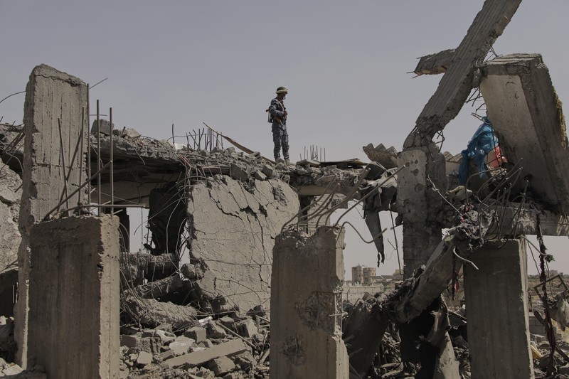 Bangunan porak poranda setelah serangan udara Amerika Serikat yang menghantam kota pelabuhan Hodeidah di Yaman. (AP Photo)