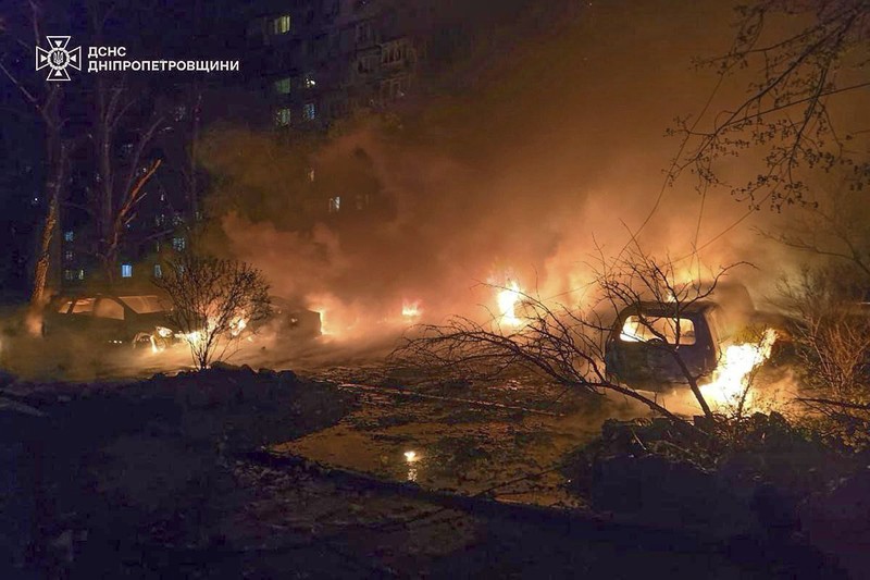 Dinas Darurat Ukraina, personel layanan darurat berupaya memadamkan api setelah serangan Rusia di Dnipro, Ukraina, Rabu, 9 April 2025. (Dinas Darurat Ukraina melalui AP) Dinas Darurat Ukraina, personel layanan darurat berupaya memadamkan api setelah serangan Rusia di Dnipro, Ukraina, Rabu, 9 April 2025. (Dinas Darurat Ukraina melalui AP)