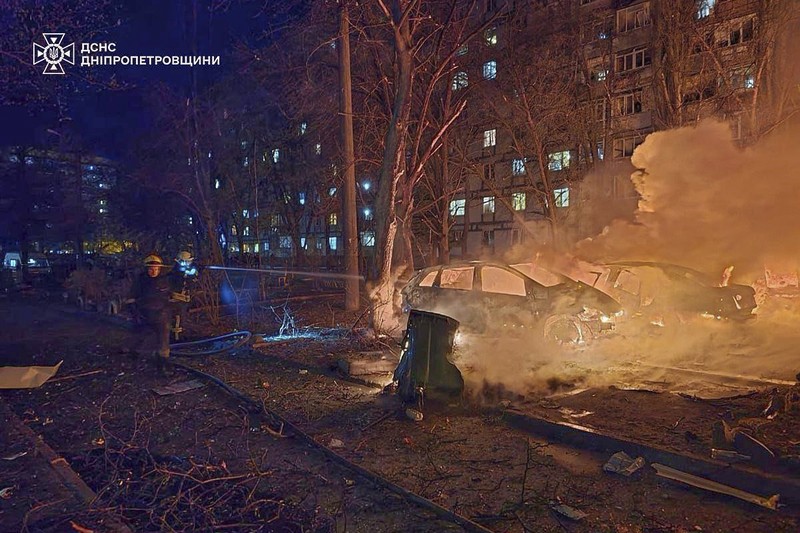 Dinas Darurat Ukraina, personel layanan darurat berupaya memadamkan api setelah serangan Rusia di Dnipro, Ukraina, Rabu, 9 April 2025. (Dinas Darurat Ukraina melalui AP) Dinas Darurat Ukraina, personel layanan darurat berupaya memadamkan api setelah serangan Rusia di Dnipro, Ukraina, Rabu, 9 April 2025. (Dinas Darurat Ukraina melalui AP)