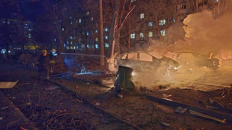 Dinas Darurat Ukraina, personel layanan darurat berupaya memadamkan api setelah serangan Rusia di Dnipro, Ukraina, Rabu, 9 April 2025. (Dinas Darurat Ukraina melalui AP)