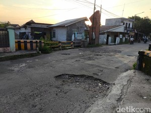 Warga Keluhkan Rusak dan Berlubangnya Jalan Angkasa Cirebon