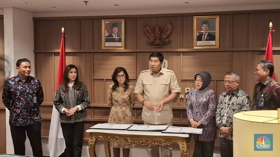 Kementerian Perumahan dan Kawasan Permukiman (PKP) melakukan penandatanganan nota kesepahaman (MoU) bersama Kementerian Komunikasi dan Digital (Komdigi) dan Badan Pusat Statistik (BPS) terkait program rumah subsidi untuk para wartawan di Gedung Wisma Mandiri 2, Selasa (8/4/2025). (CNBC Indonesia/Chandra Dwi)