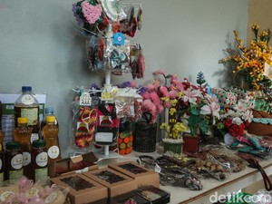 Ibu-ibu Sulap Sampah Jadi Rupiah, Begini Caranya