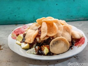 Racikan Kupat Tahu Mang Ade, Warisan Rasa Singaparna di Bandung