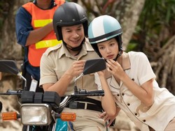 Gaya Lisa BLACKPINK Naik Motor Karbu Pakai Ponco, Fans: Serasa Bisa Digapai Gaya Lisa BLACKPINK Naik Motor Karbu Pakai Ponco, Fans: Serasa Bisa Digapai