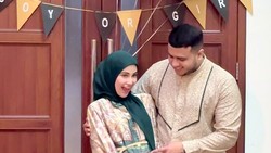 Foto Gender Reveal Miskah Kakak Ipar Fadil Jaidi, Penuh Tawa Bareng Keluarga