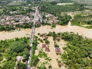 Banjir di Jalan Nasional Muba Capai 1 Meter, Palembang-Jambi Lumpuh