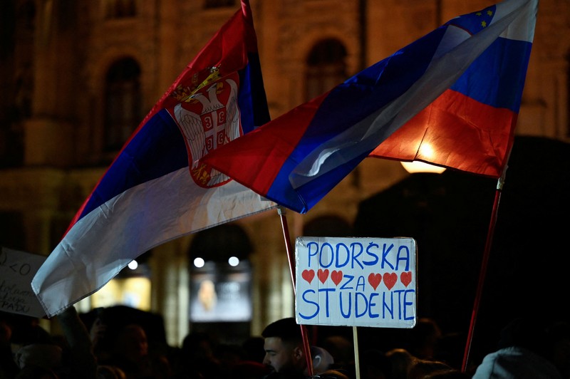 Pelajar pesepeda Serbia merayakan saat tiba di tempat persinggahan selama perjalanan sepeda mereka ke Strasbourg, Prancis, yang bertujuan untuk meningkatkan kesadaran di kalangan lembaga Uni Eropa tentang protes Serbia terhadap pemerintah, di Wina, Austria, 7 April 2025. (REUTERS/Elisabeth Mandl)