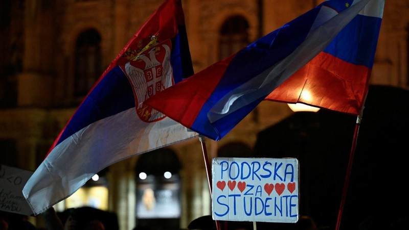 Pelajar pesepeda Serbia merayakan saat tiba di tempat persinggahan selama perjalanan sepeda mereka ke Strasbourg, Prancis, yang bertujuan untuk meningkatkan kesadaran di kalangan lembaga Uni Eropa tentang protes Serbia terhadap pemerintah, di Wina, Austria, 7 April 2025. (REUTERS/Elisabeth Mandl)