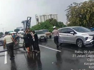 Billboard Roboh Tutup Sebagian Jalan Tol Dalkot, Lalin ke Cawang Macet