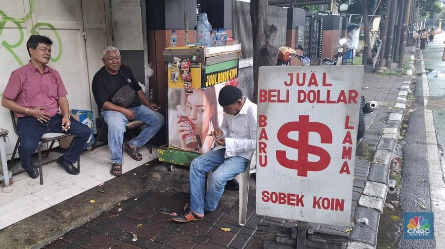 Pedagang dolar di pinggir jalan Salemba, Rabu (9/4/2025). (CNBC Indonesia/Chandra Dwi Pranata)