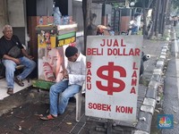 Dolar AS Dekati Rp 17.000, Kualitas Lecek dan Lusuh Dihargai Segini