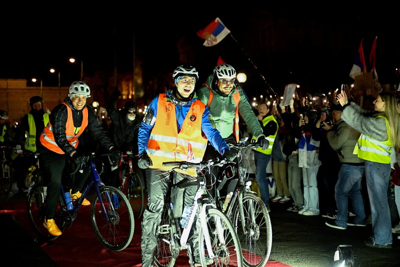Pelajar pesepeda Serbia merayakan saat tiba di tempat persinggahan selama perjalanan sepeda mereka ke Strasbourg, Prancis, yang bertujuan untuk meningkatkan kesadaran di kalangan lembaga Uni Eropa tentang protes Serbia terhadap pemerintah, di Wina, Austria, 7 April 2025. Pelajar pesepeda Serbia merayakan saat tiba di tempat persinggahan selama perjalanan sepeda mereka ke Strasbourg, Prancis, yang bertujuan untuk meningkatkan kesadaran di kalangan lembaga Uni Eropa tentang protes Serbia terhadap pemerintah, di Wina, Austria, 7 April 2025. (REUTERS/Elisabeth Mandl)