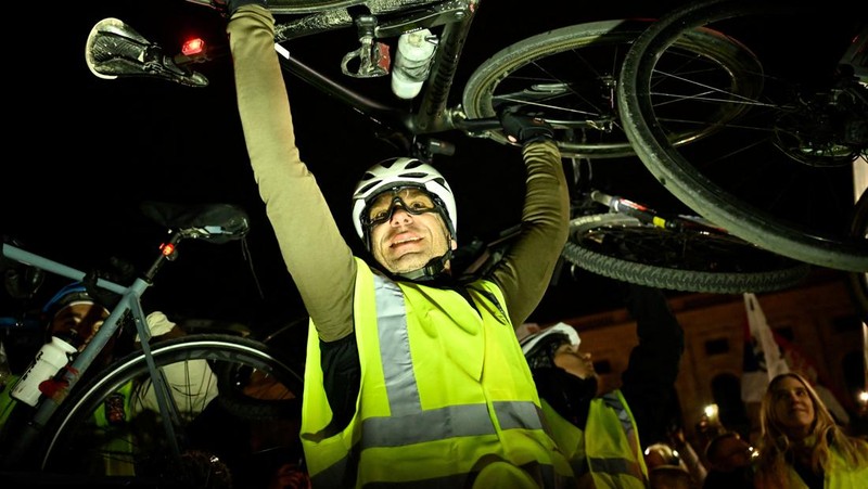 Pelajar pesepeda Serbia merayakan saat tiba di tempat persinggahan selama perjalanan sepeda mereka ke Strasbourg, Prancis, yang bertujuan untuk meningkatkan kesadaran di kalangan lembaga Uni Eropa tentang protes Serbia terhadap pemerintah, di Wina, Austria, 7 April 2025. (REUTERS/Elisabeth Mandl)
