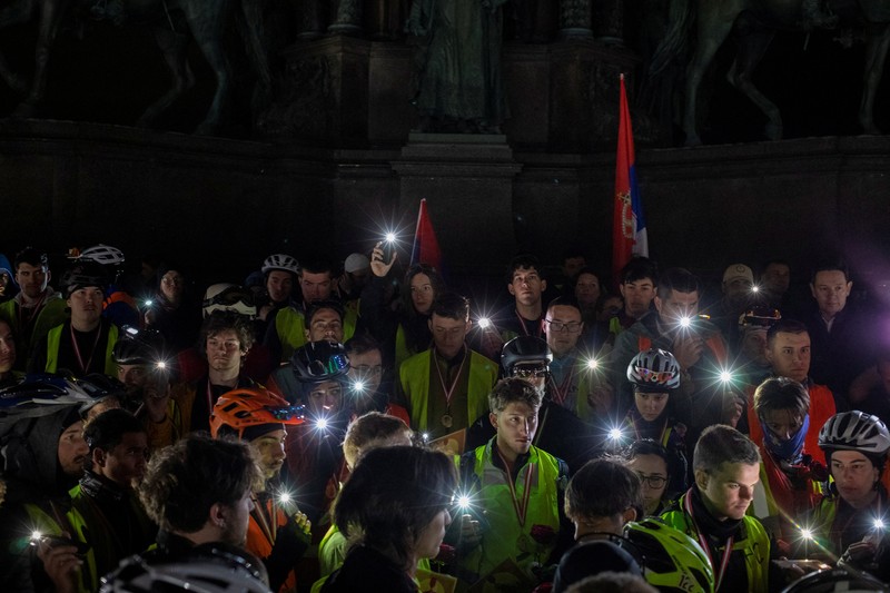 Pelajar pesepeda Serbia merayakan saat tiba di tempat persinggahan selama perjalanan sepeda mereka ke Strasbourg, Prancis, yang bertujuan untuk meningkatkan kesadaran di kalangan lembaga Uni Eropa tentang protes Serbia terhadap pemerintah, di Wina, Austria, 7 April 2025. Pelajar pesepeda Serbia merayakan saat tiba di tempat persinggahan selama perjalanan sepeda mereka ke Strasbourg, Prancis, yang bertujuan untuk meningkatkan kesadaran di kalangan lembaga Uni Eropa tentang protes Serbia terhadap pemerintah, di Wina, Austria, 7 April 2025. (REUTERS/Elisabeth Mandl)