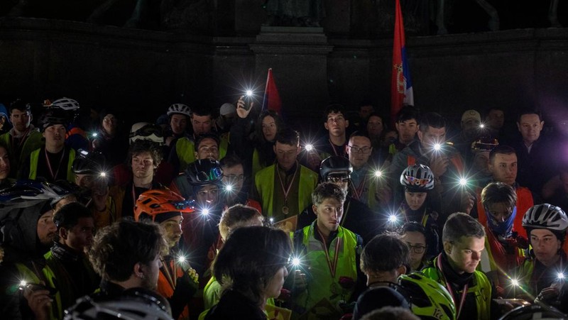 Pelajar pesepeda Serbia merayakan saat tiba di tempat persinggahan selama perjalanan sepeda mereka ke Strasbourg, Prancis, yang bertujuan untuk meningkatkan kesadaran di kalangan lembaga Uni Eropa tentang protes Serbia terhadap pemerintah, di Wina, Austria, 7 April 2025. (REUTERS/Elisabeth Mandl)