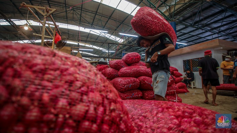 Penjualan cabai rawit di Pasar Induk Kramat Jati, Jakarta, Rabu (9/4/2025). Penjualan cabai rawit di Pasar Induk Kramat Jati, Jakarta, Rabu (9/4/2025). (CNBC Indonesia/Faisal Rahman)