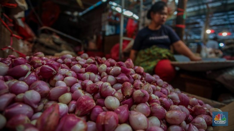 Penjualan cabai rawit di Pasar Induk Kramat Jati, Jakarta, Rabu (9/4/2025). (CNBC Indonesia/Faisal Rahman)
