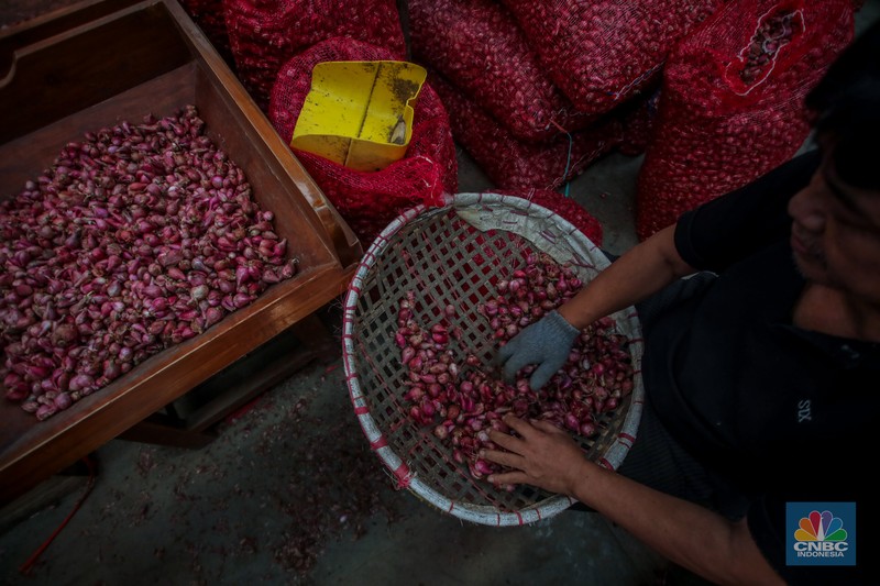 Penjualan cabai rawit di Pasar Induk Kramat Jati, Jakarta, Rabu (9/4/2025). (CNBC Indonesia/Faisal Rahman)