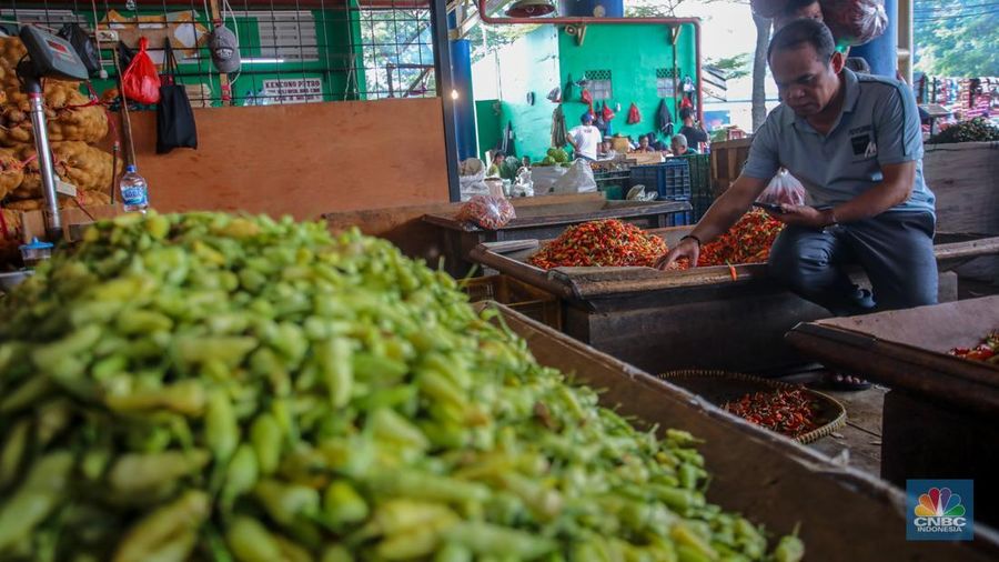 Penjualan cabai rawit di Pasar Induk Kramat Jati, Jakarta, Rabu (9/4/2025). (CNBC Indonesia/Faisal Rahman)