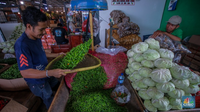 Penjualan cabai rawit di Pasar Induk Kramat Jati, Jakarta, Rabu (9/4/2025). (CNBC Indonesia/Faisal Rahman)