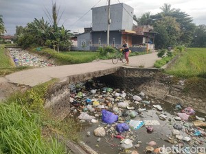 Petani di Polman Keluhkan Sampah Menumpuk di Irigasi Sepanjang 500 Meter