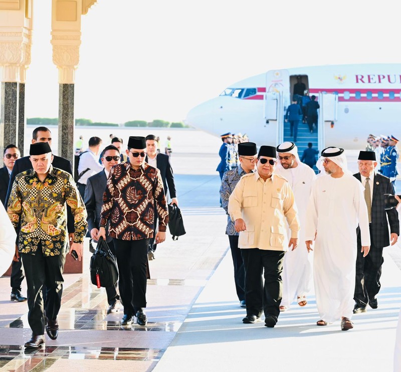 Presiden Republik Indonesia, Prabowo Subianto, tiba di Presidential Flight, Abu Dhabi, Persatuan Emirat Arab (PEA), pada Rabu, (9/4/2025), sekitar pukul 06.30 waktu setempat. Presiden Republik Indonesia, Prabowo Subianto, tiba di Presidential Flight, Abu Dhabi, Persatuan Emirat Arab (PEA), pada Rabu, (9/4/2025), sekitar pukul 06.30 waktu setempat. (Dok. BPMI)