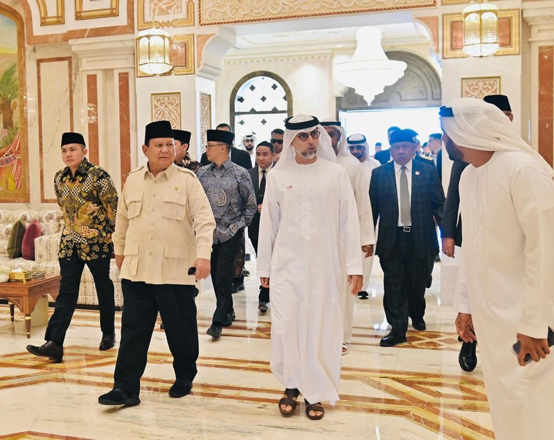Presiden Republik Indonesia, Prabowo Subianto, tiba di Presidential Flight, Abu Dhabi, Persatuan Emirat Arab (PEA), pada Rabu, (9/4/2025), sekitar pukul 06.30 waktu setempat. Presiden Republik Indonesia, Prabowo Subianto, tiba di Presidential Flight, Abu Dhabi, Persatuan Emirat Arab (PEA), pada Rabu, (9/4/2025), sekitar pukul 06.30 waktu setempat. (Dok. BPMI)