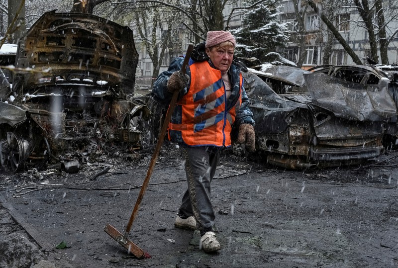 Dinas Darurat Ukraina, personel layanan darurat berupaya memadamkan api setelah serangan Rusia di Dnipro, Ukraina, Rabu, 9 April 2025. (Dinas Darurat Ukraina melalui AP)