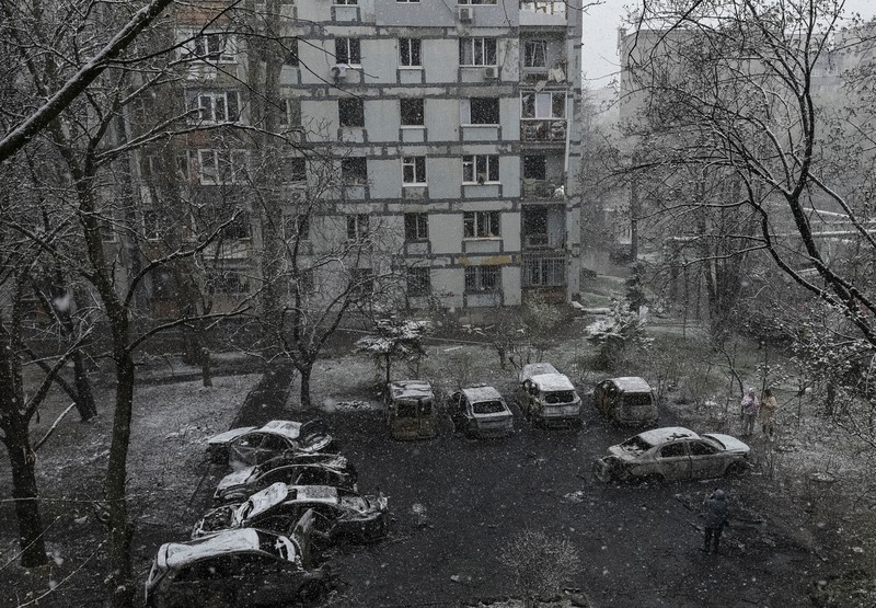 Dinas Darurat Ukraina, personel layanan darurat berupaya memadamkan api setelah serangan Rusia di Dnipro, Ukraina, Rabu, 9 April 2025. (Dinas Darurat Ukraina melalui AP)