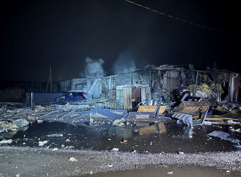 Dinas Darurat Ukraina, personel layanan darurat berupaya memadamkan api setelah serangan Rusia di Dnipro, Ukraina, Rabu, 9 April 2025. (Dinas Darurat Ukraina melalui AP)