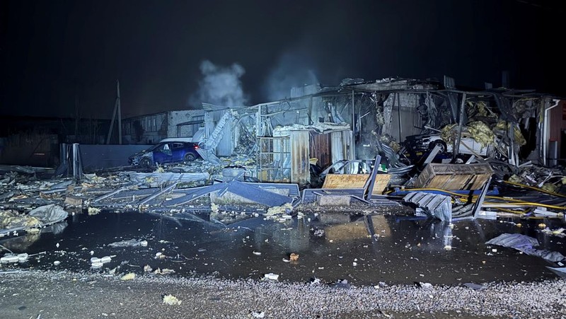 Dinas Darurat Ukraina, personel layanan darurat berupaya memadamkan api setelah serangan Rusia di Dnipro, Ukraina, Rabu, 9 April 2025. (Dinas Darurat Ukraina melalui AP)